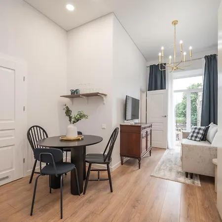 Stylish With Balcony & Old Town Charm Appartement